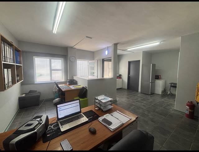410M² WAREHOUSE TO LET IN STRAND INDUSTRIA